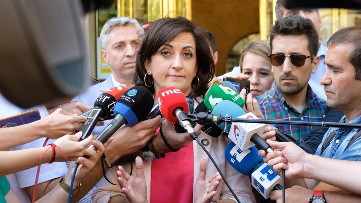 La candidata socialista a la Presidencia de La Rioja, Concha Andreu, mientras atiende a la prensa.