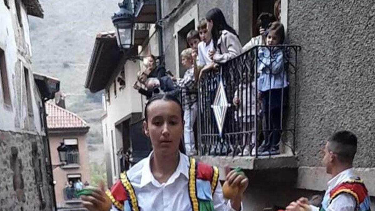 Adriana hace historia al ser la primera mujer que danza en Anguiano (La Rioja) en 4 siglos