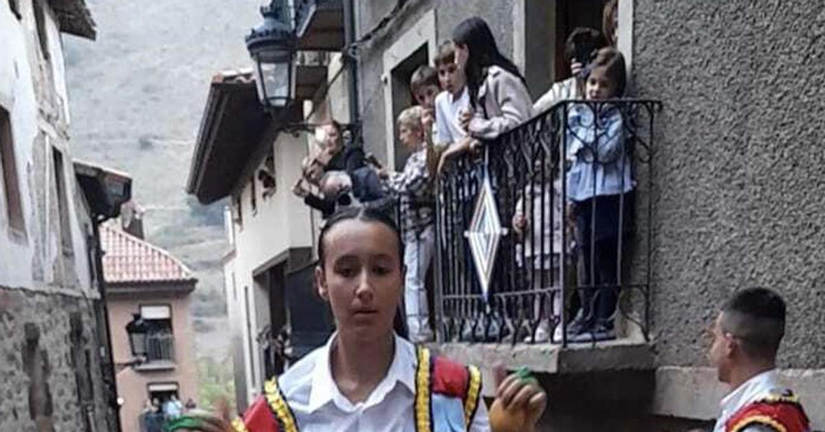 Adriana hace historia al ser la primera mujer que danza en Anguiano en cuatro siglos