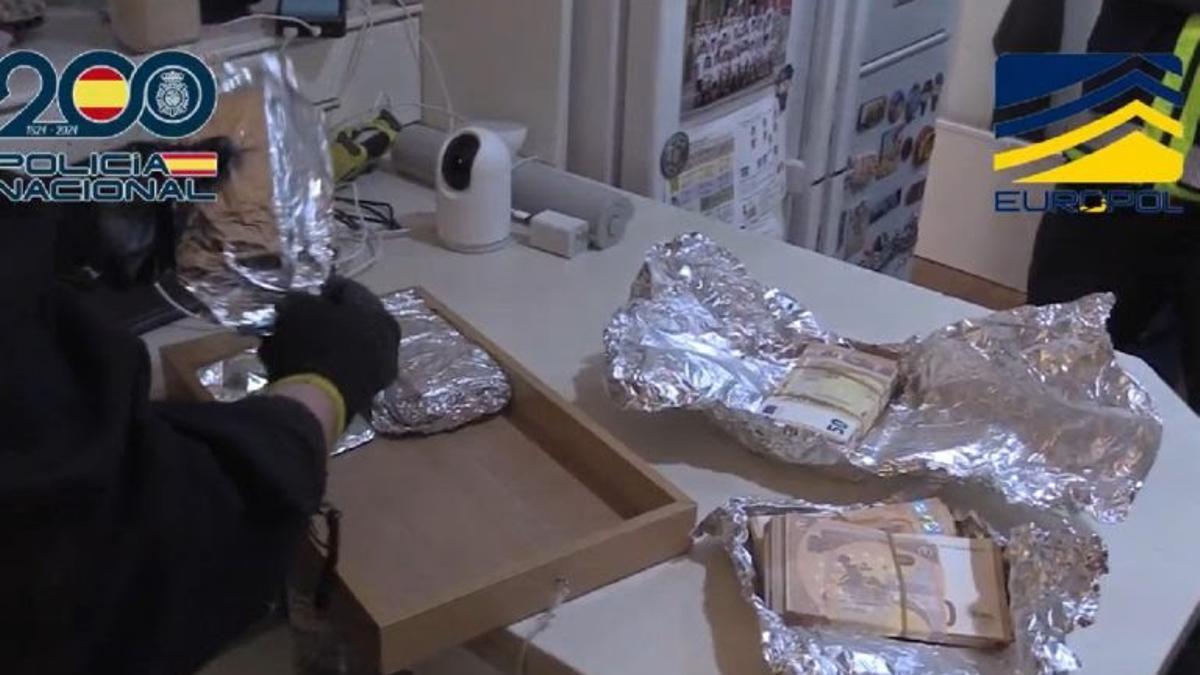 Fajos de billetes incautados.