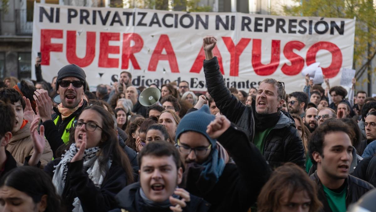 Decenas de personas durante una protesta en el marco de la Huelga General Universitaria, frente a la Consejería de Educación, a 26 de noviembre de 2025, en Madrid (España).
