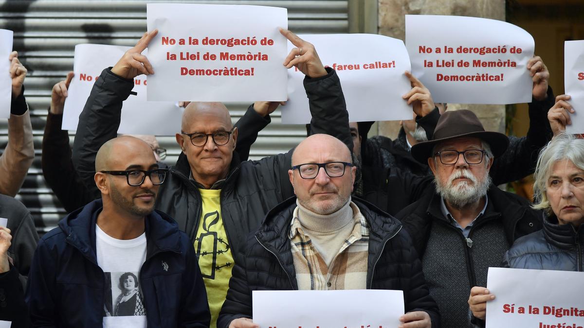 Concentración protesta contra la derogación de la Ley de Memoria Democrática a las puertas del del Parlament Balear donde se debate la proposición de Vox para derogar la Ley de Memoria Democrática de Baleares.