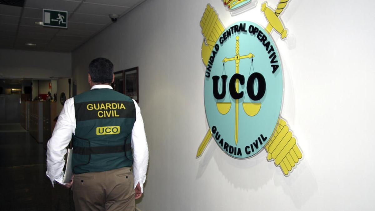 Un agente en los pasillos de la UCO.