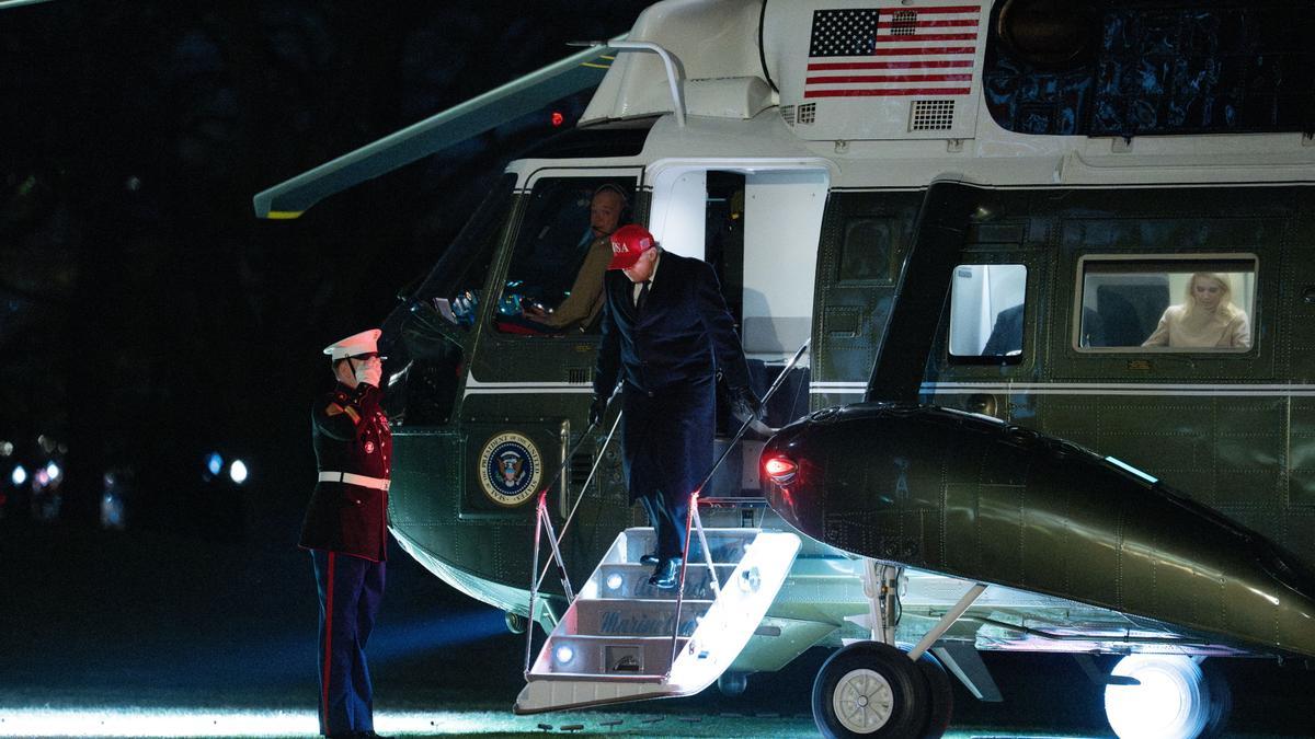 El presidente estadounidense, Donald J. Trump, sale del Marine One a su regreso a la Casa Blanca en Washington DC, EEUU.