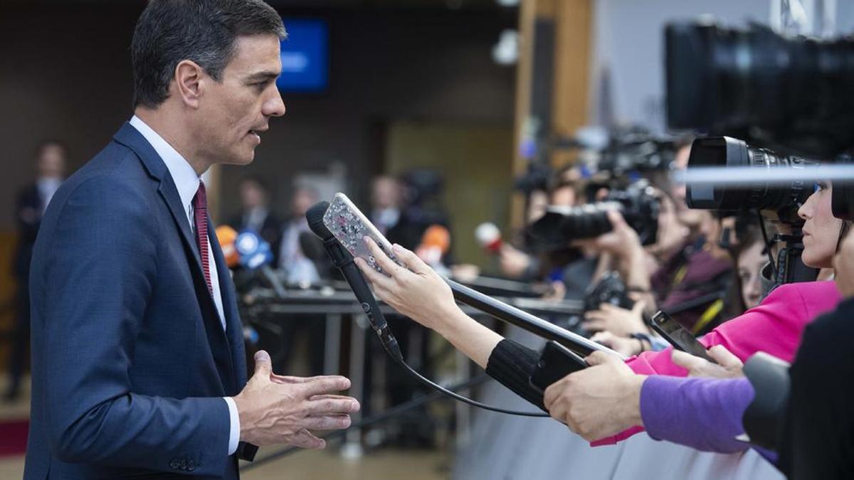 Pedro Sánchez atiende a los medios en Bruselas.