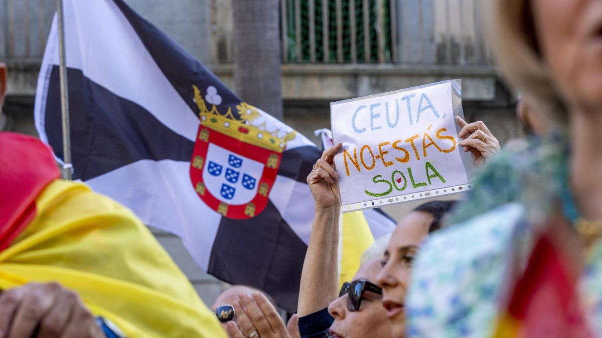 Concentración a favor del pueblo ceutí y lectura del manifiesto 'Huelva con Ceuta', este miércoles en la plaza de la Constitución.