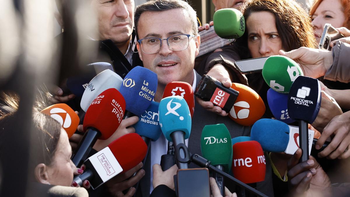 Gallardo dimite como presidente de la Diputación de Badajoz y propone al PP suprimir los aforamientos