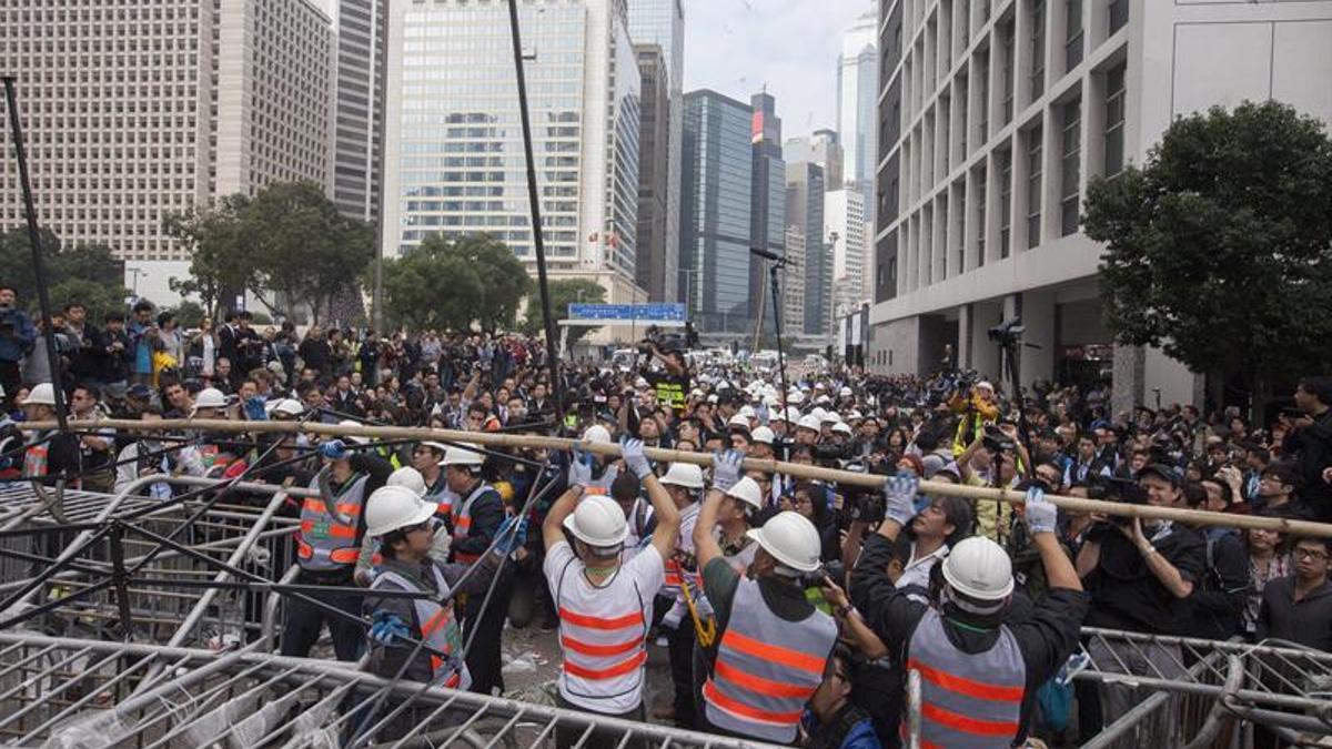 Las autoridades de Hong Kong desalojan a los manifestantes de  Admiralty