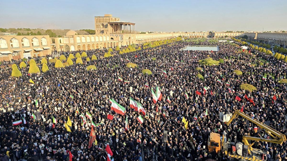Manifestación de luto este domingo en la plaza del Imán de la ciudad de Isfahán (Irán), tras confimar la muerte del líder supremo de Irán, Ali Jameneí en un bombardeo israelí.