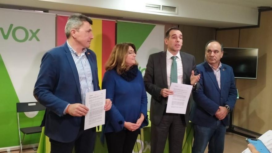 Imagen de los representantes de Vox en la presentación del acuerdo firmado.