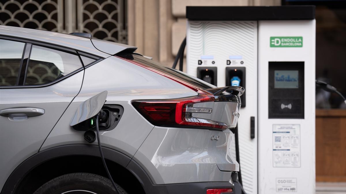 Un coche cargándose en un punto de carga público para coches eléctricos, a 14 de febrero de 2025, en Barcelona.