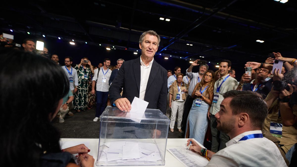 El presidente del PP, Alberto Núñez Feijóo, votando durante la segunda jornada del XXI Congreso Nacional del Partido Popular