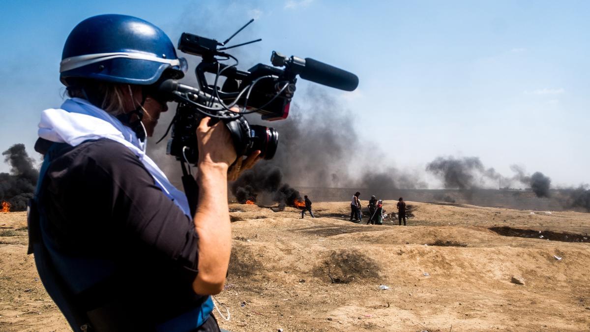 Archivo - Periodista cubriendo la guerra en la Franja de Gaza