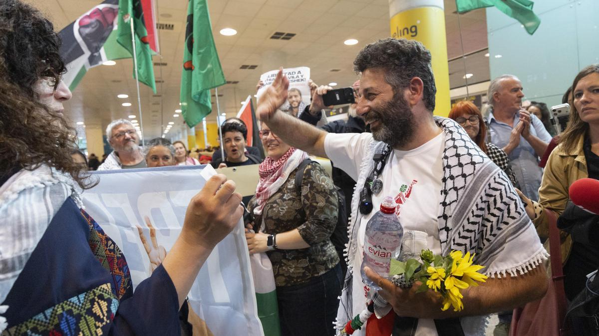 El activista de la flotilla deportado por Israel Abukeshek ya ha aterrizado en Barcelona