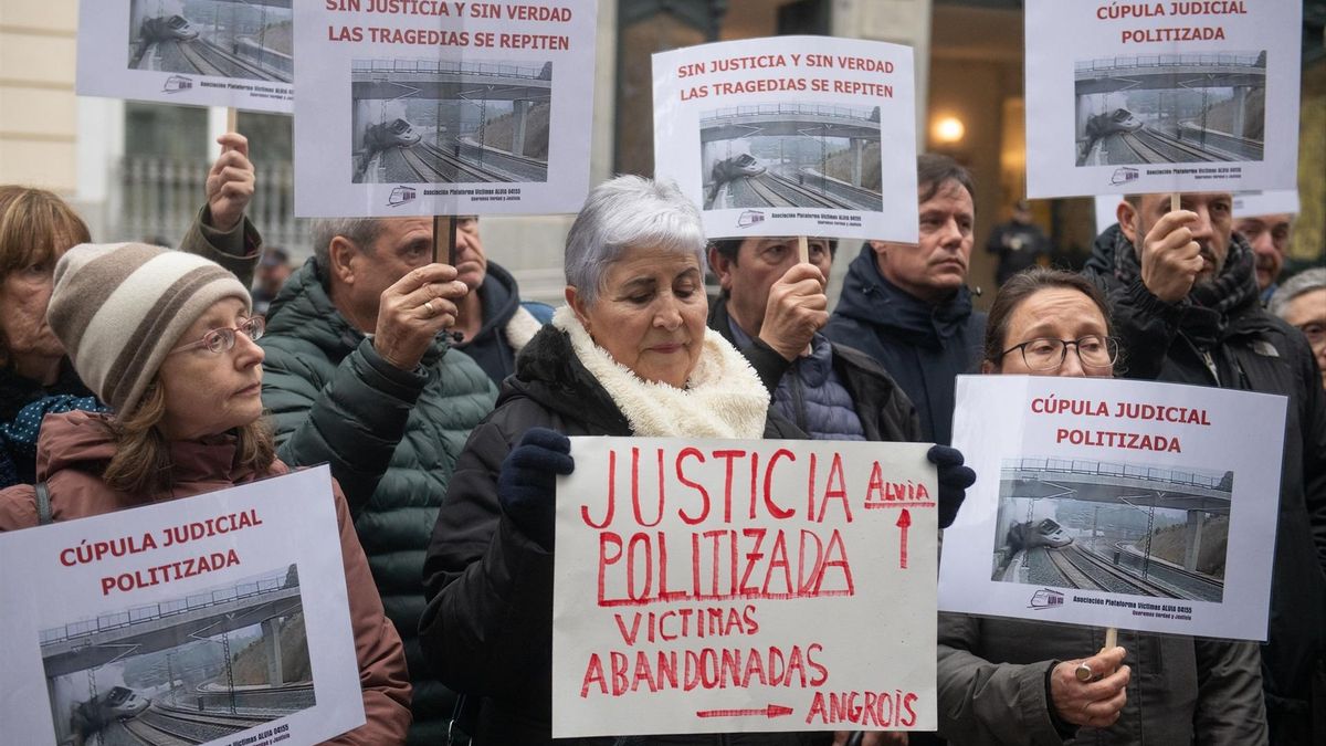 Varias personas durante la concentración en rechazo a la absolución del exdirector de seguridad de Adif tras el accidente de Angrois, a 26 de enero de 2026, en Madrid (España).