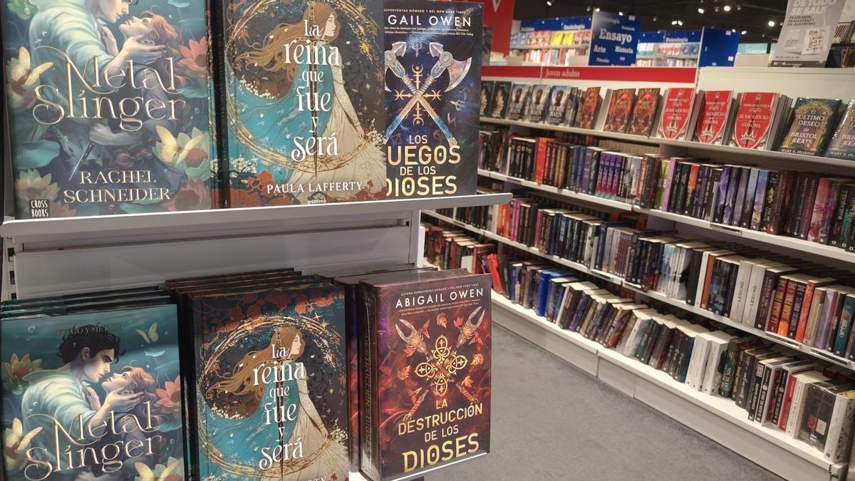 Libros de 'romantasy' destacados en una librería.