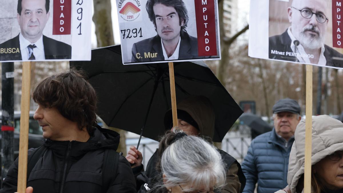 Concentración de las asociaciones de víctimas a las puertas del juzgado.