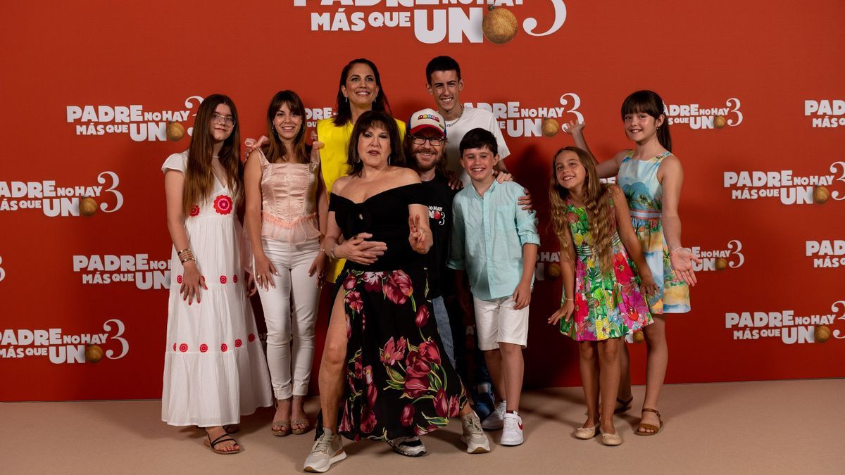 El elenco de protagonistas de 'Padre no hay más que uno 3' posan en el photocall.