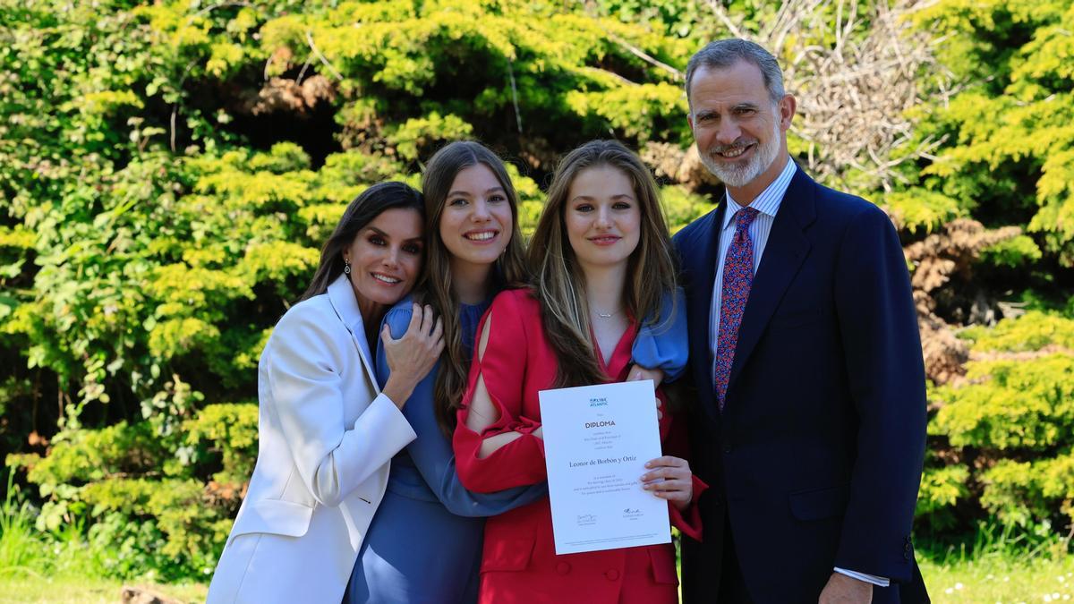 La familia real tras la graduación de la princesa Leonor en Gales