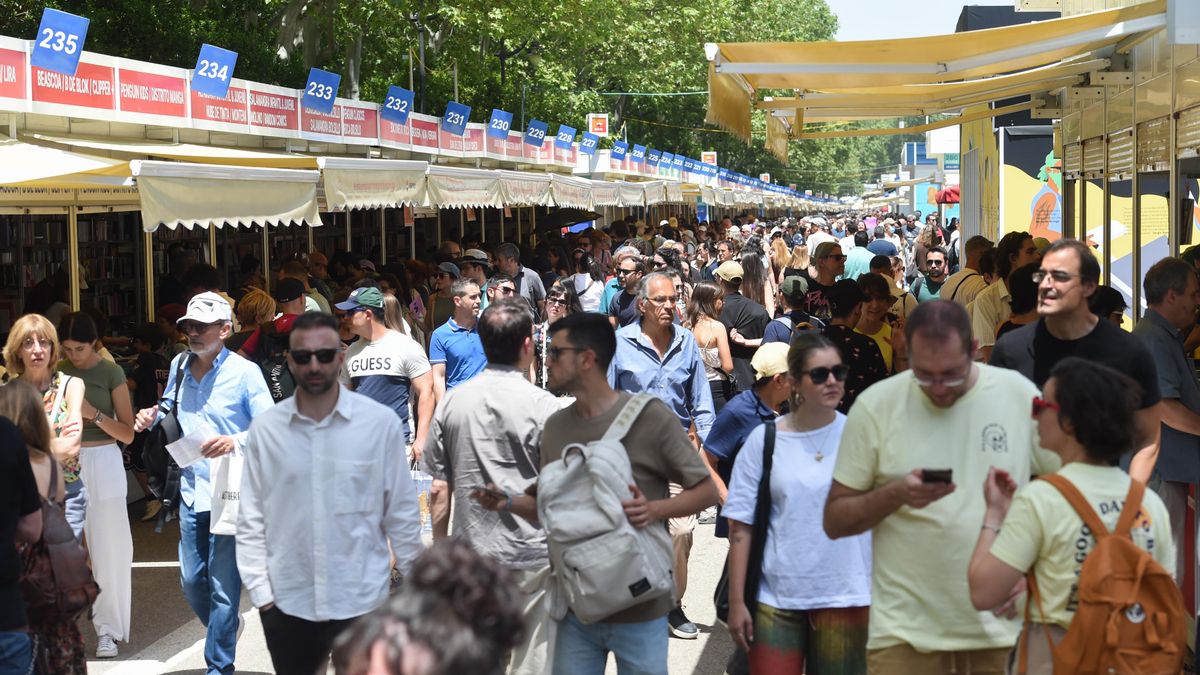 De caseta en caseta porque somos resistencia: infoLibre llena de firmas la Feria del Libro de Madrid