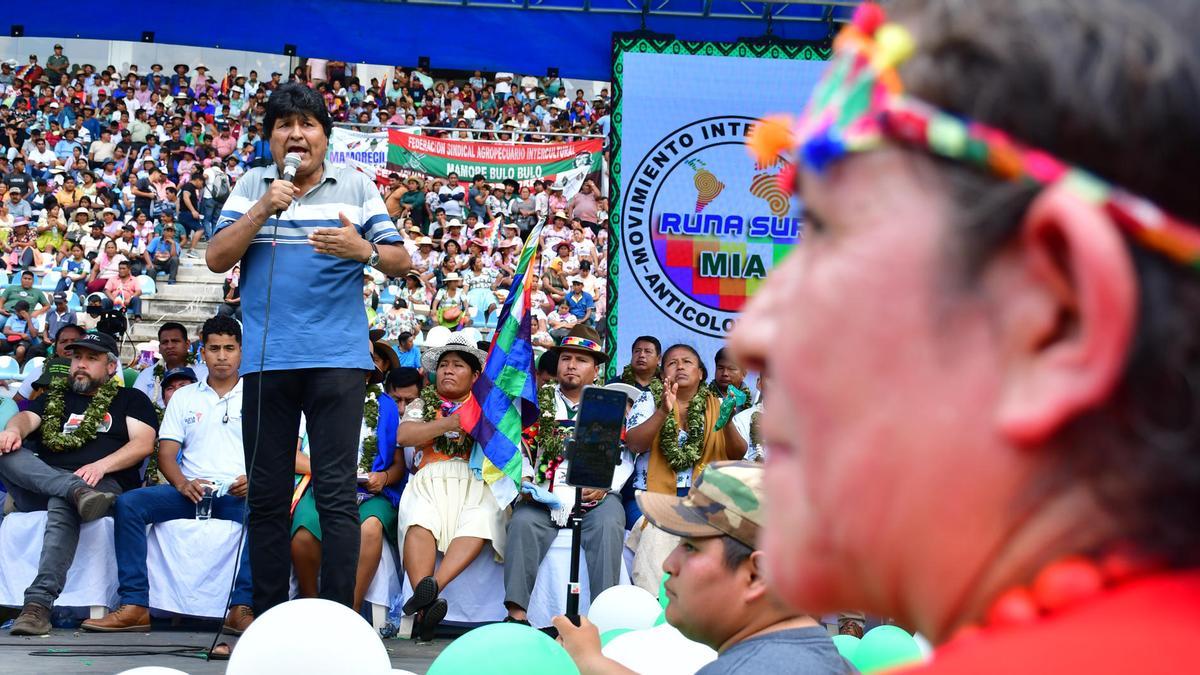 El expresidente boliviano Evo Morales habla en un evento con seguidores este domingo, en Villa Tunari.
