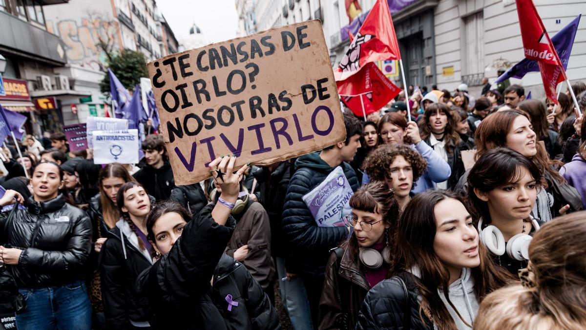 Varias mujeres con carteles durante una manifestación por el Día Internacional de la Mujer (8M) en Madrid.