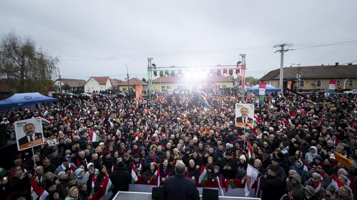 El partido de Orbán utiliza amenazas y dinero para asegurarse los votos en Hungría