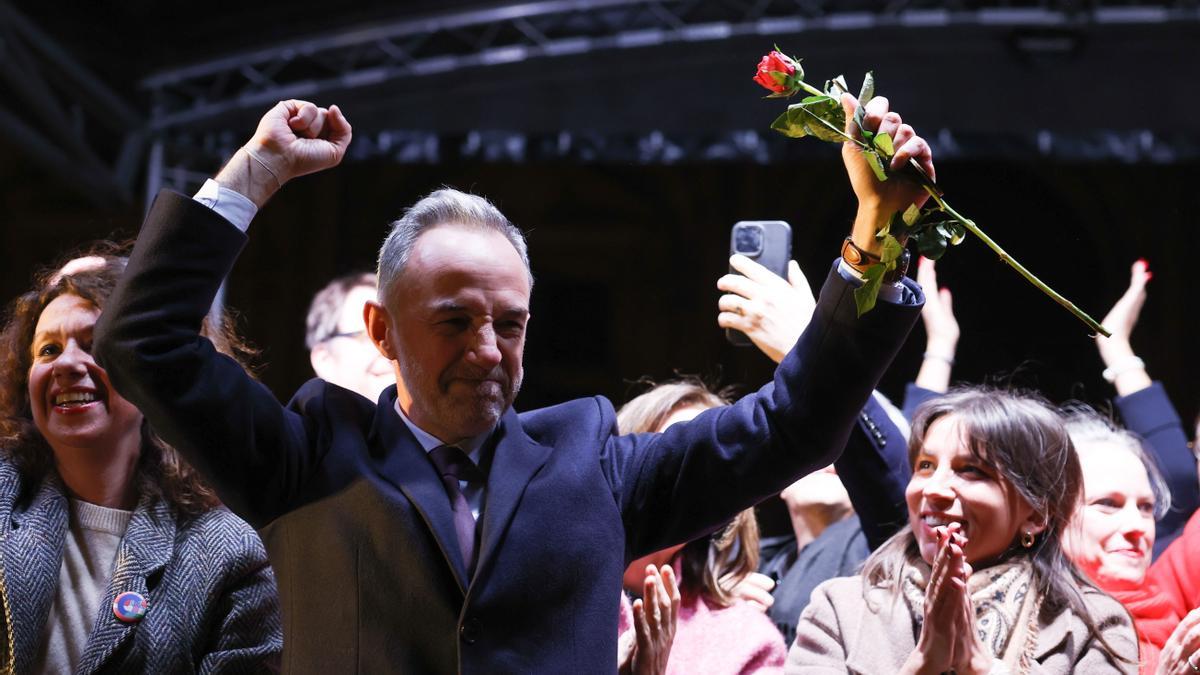 El candidato a la alcaldía del Partido Socialista (PS) y la coalición de izquierdas Emmanuel Grégoire (C-L) celebra los resultados de la segunda vuelta de las elecciones municipales de París.