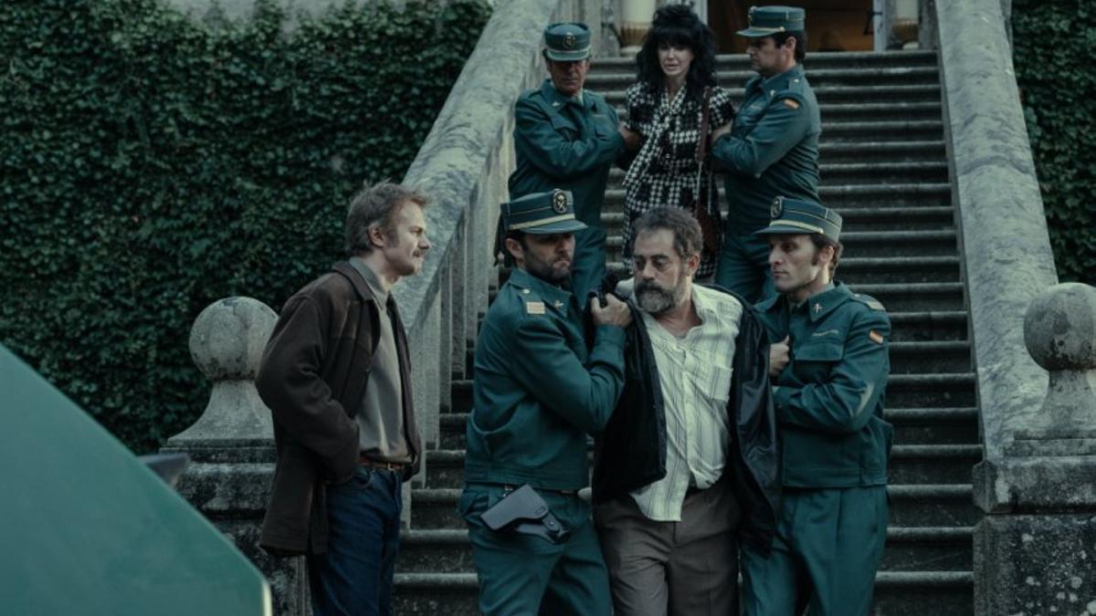 El personaje de Oubiña (Carlos Blanco), en la serie 'Fariña' cuando es detenido.
