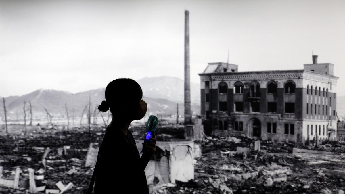Un visitante pasa junto a una enorme imagen de Hiroshima devastada por el primer bombardeo atómico del mundo en el Museo Conmemorativo de la Paz de Hiroshima, en Japón, 05 de agosto de 2025.
