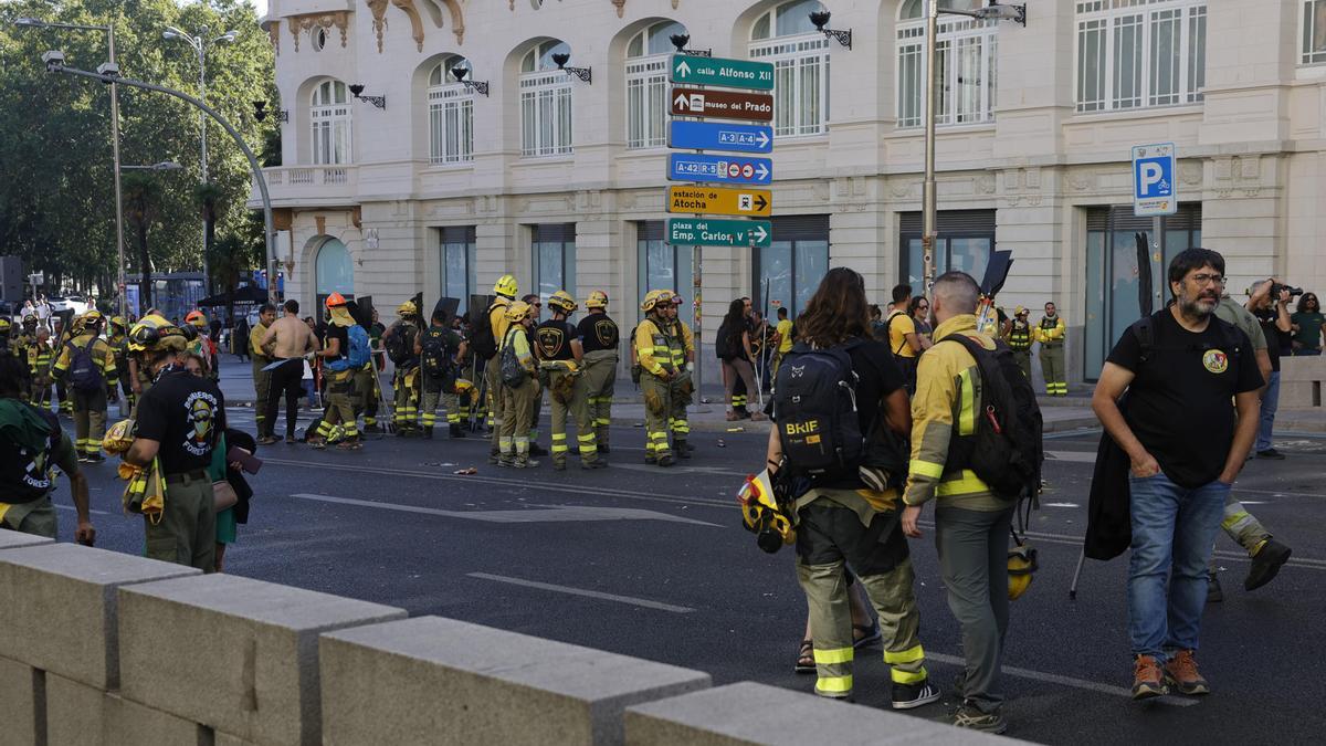 Los bomberos forestales de toda España se unen en Madrid para exigir mejoras en sus condiciones laborales