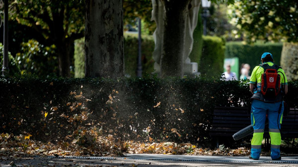 Una persona trabaja al aire libre en Madrid.