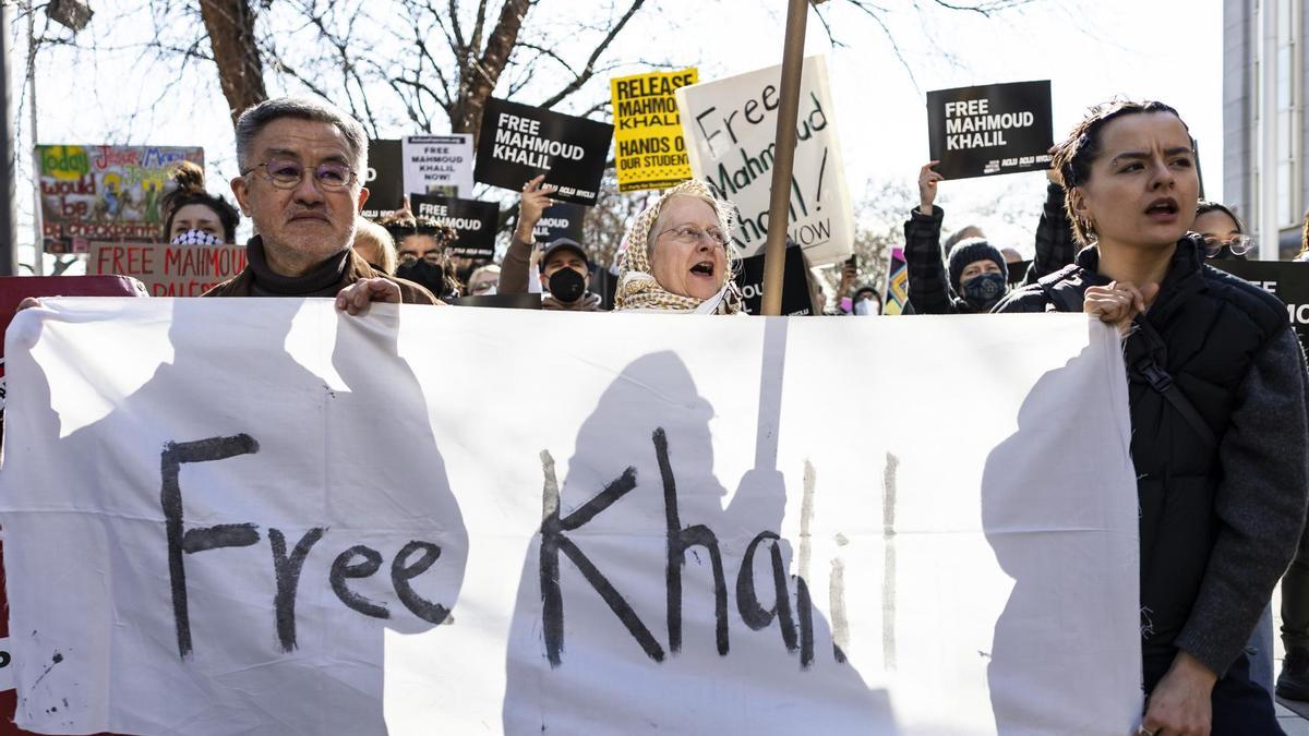 Una manifestación en apoyo a Mahmoud Khalil en el tribunal federal de Newark.