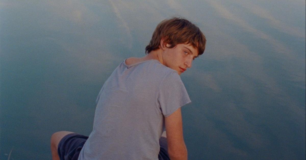 ‘Extraño río’, el debut tan sensorial como desigual de Claret Muxart que funde adolescencia y naturaleza
