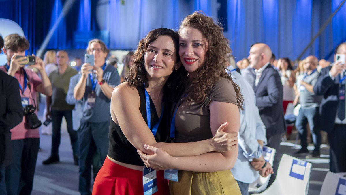La presidenta de la Comunidad de Madrid, Isabel Díaz Ayuso (i), y la portavoz del PP en el Congreso, Ester Muñoz (d), a su llegada al XXI Congreso Nacional del Partido Popular