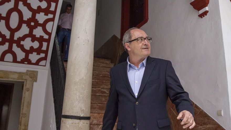 Juan Cornejo, secretario de Organización del PSOE andaluz, en la sede de su partido, en Sevilla, el pasado 12 de abril.