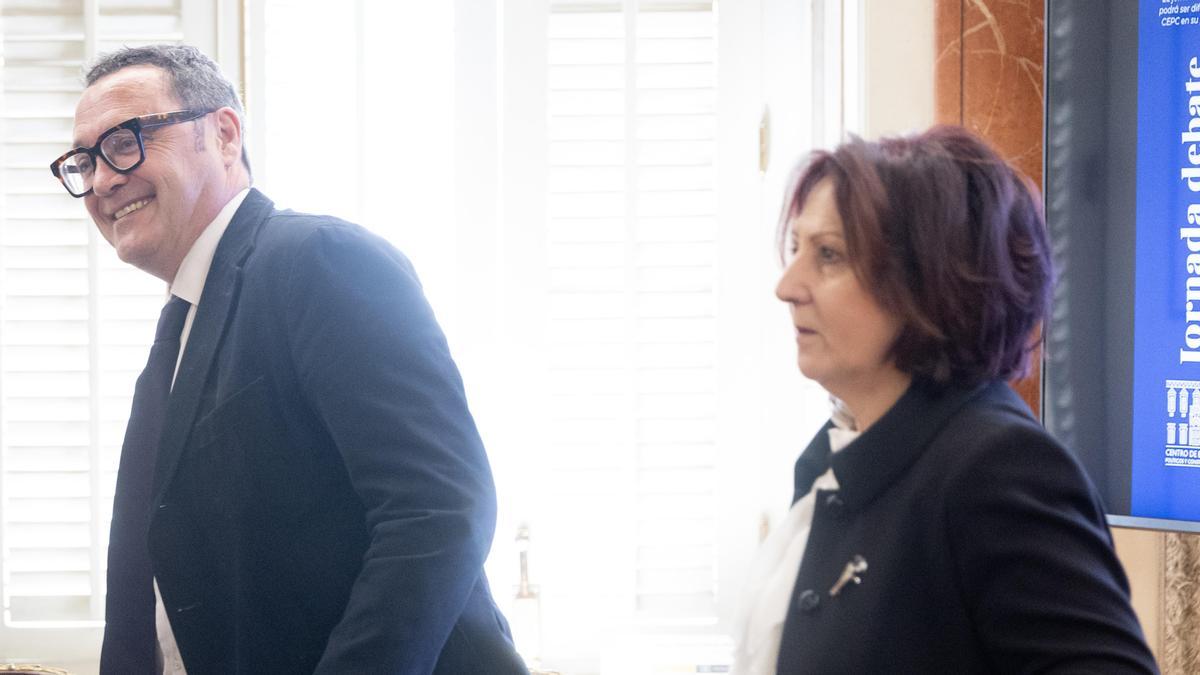 El ex fiscal general, Álvaro García Ortiz, junto a su sucesora en el cargo, Teresa Peramato, durante unas jornadas en el Centro de Estudios Políticos y Constitucionales.