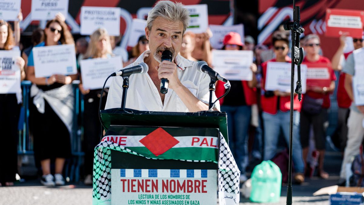 Alberto San Juan durante la lectura de los nombres de los niños palestinos asesinados por Israel, en la Puerta del Sol de Madrid en septiembre de 2025.