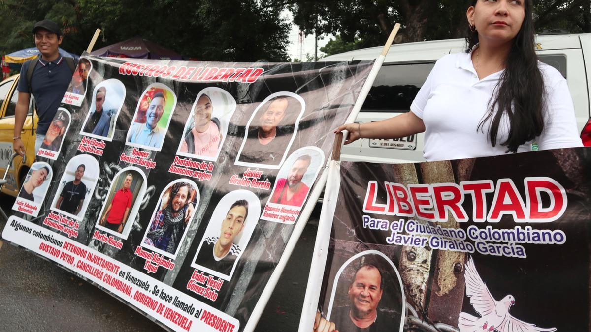 Colombianos piden la libertad de sus familiares presos en Venezuela este martes.