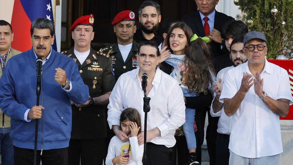 Imagen de archivo del presidente venezolano, Nicolás Maduro, recibiendo al empresario colombiano Alex Saab tras su liberación en Estados Unidos.
