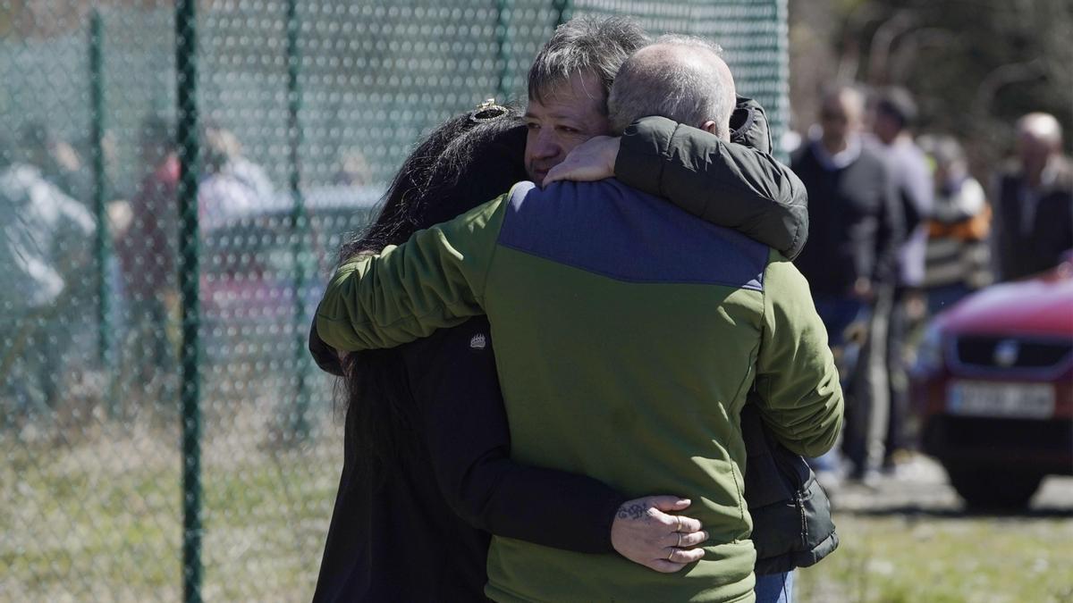 Familiares de los heridos y fallecidos por la explosión de la mina de Cerredo este lunes, en el concejo asturiano de Degaña.