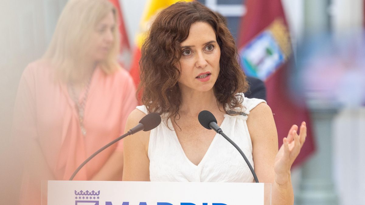 La presidenta de la Comunidad de Madrid, Isabel Díaz Ayuso, atiende a los medios de comunicación tras el acto de entrega de las ‘Palomas de Bronce de Bomberos de Madrid 2026’.