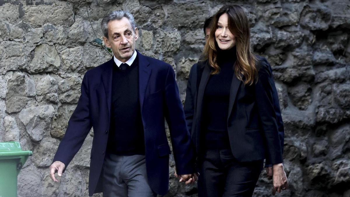 El expresidente francés Nicolas Sarkozy, junto a su esposa Carla Bruni, antes de entrar en la prisión parisiense de La Santé