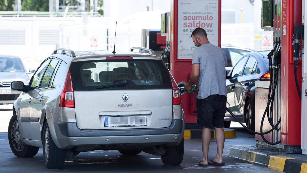 Archivo - Una persona reposta en una gasolinera