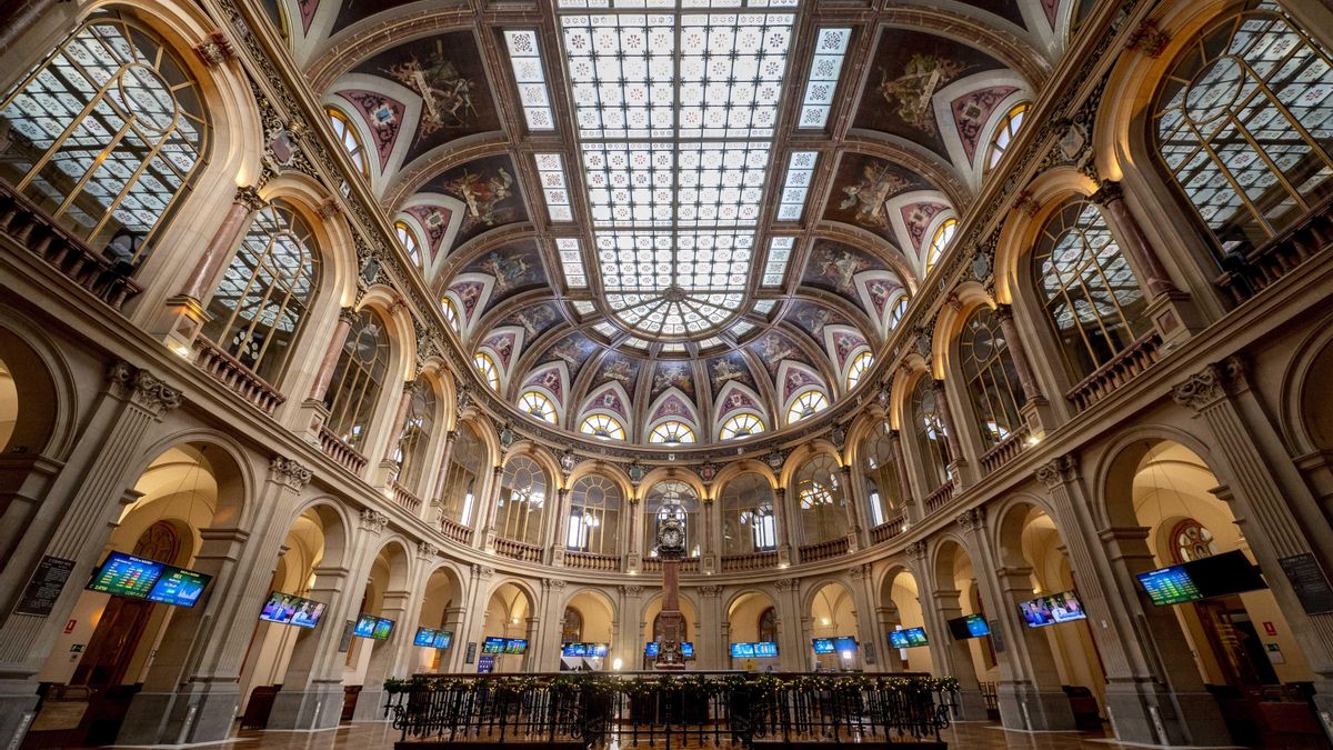 Vista del interior y la cúpula del Palacio de la Bolsa de Madrid.