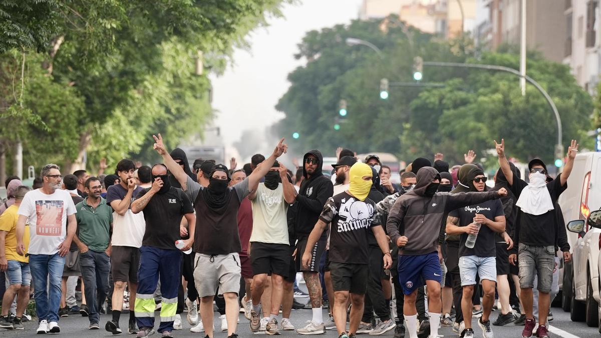 Trabajadores del metal de Cádiz marchan en manifestación con enfrentamientos con Policía