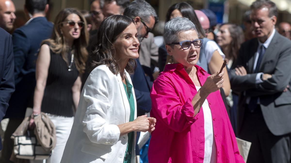 La reina Leitizia y Eva Orúe en la inauguración de la Feria del Libro de Madrid en mayo de 2024