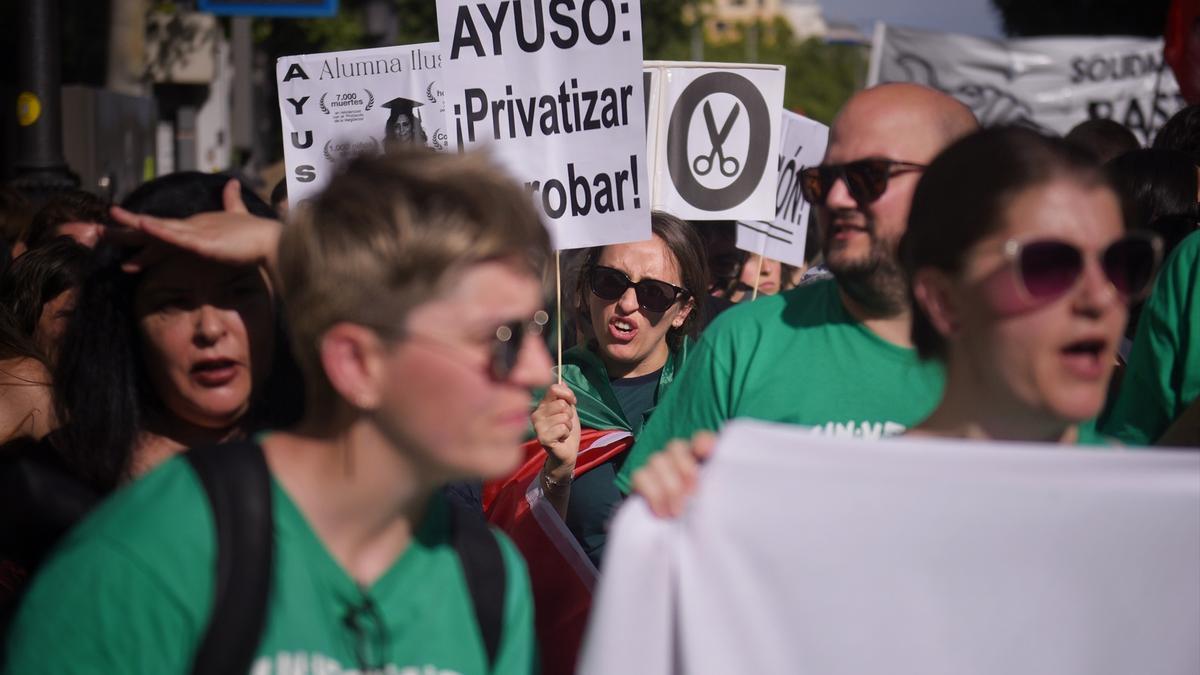 Ni para libros ni para cubrir vacantes: Ayuso ahoga a las universidades con un nuevo presupuesto 