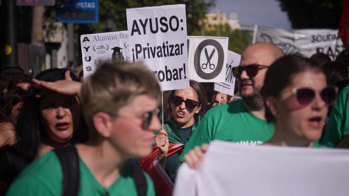 Decenas de personas durante la manifestación convocada por el Sindicato de Estudiantes en Atocha, a 22 de mayo de 2025, en Madrid (España).