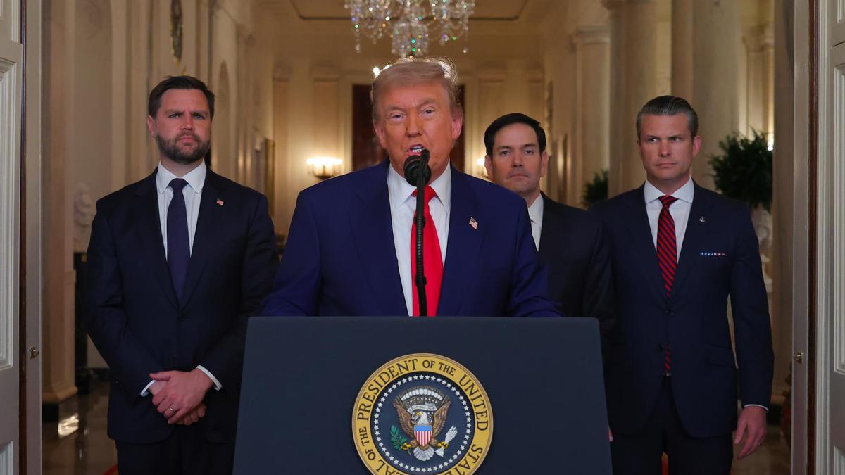 El presidente de Estados Unidos, Donald Trump, junto al secretario de Defensa, Pete Hegseth (d), el vicepresidente, J.D. Vance, y el secretario de Estado, Marco Rubio, pronuncian un discurso a la nación.